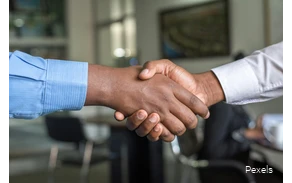 Nahaufnahme vom Hände schütteln