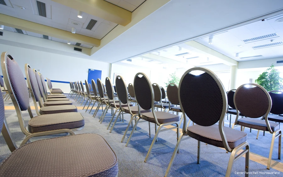 Stuhlreihen in einem Konferenzraum im Center Parcs Park Hochsauerland