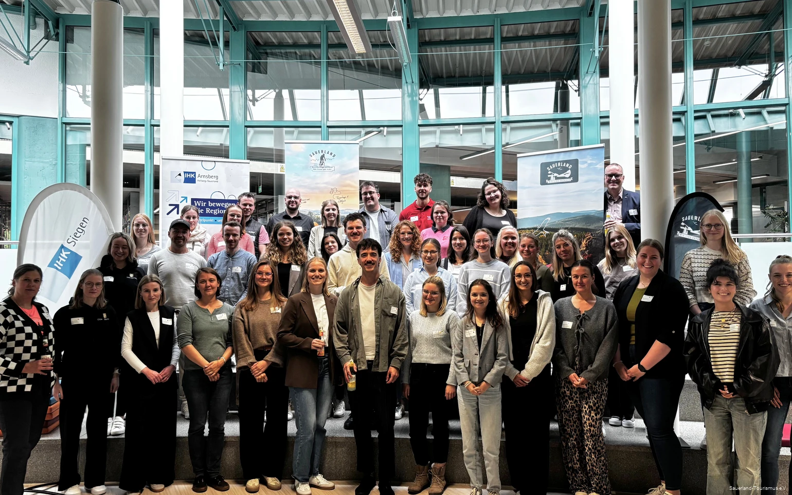 Gruppenfoto Barcamp 2025 Gruppenfoto der Teilnehmenden des Tourismus-Barcamp 2025 in der Fachhochschule Südwestfalen in Meschede.