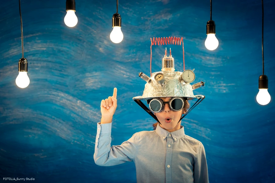 Junge mit  Helm und Gl&uuml;hbirne